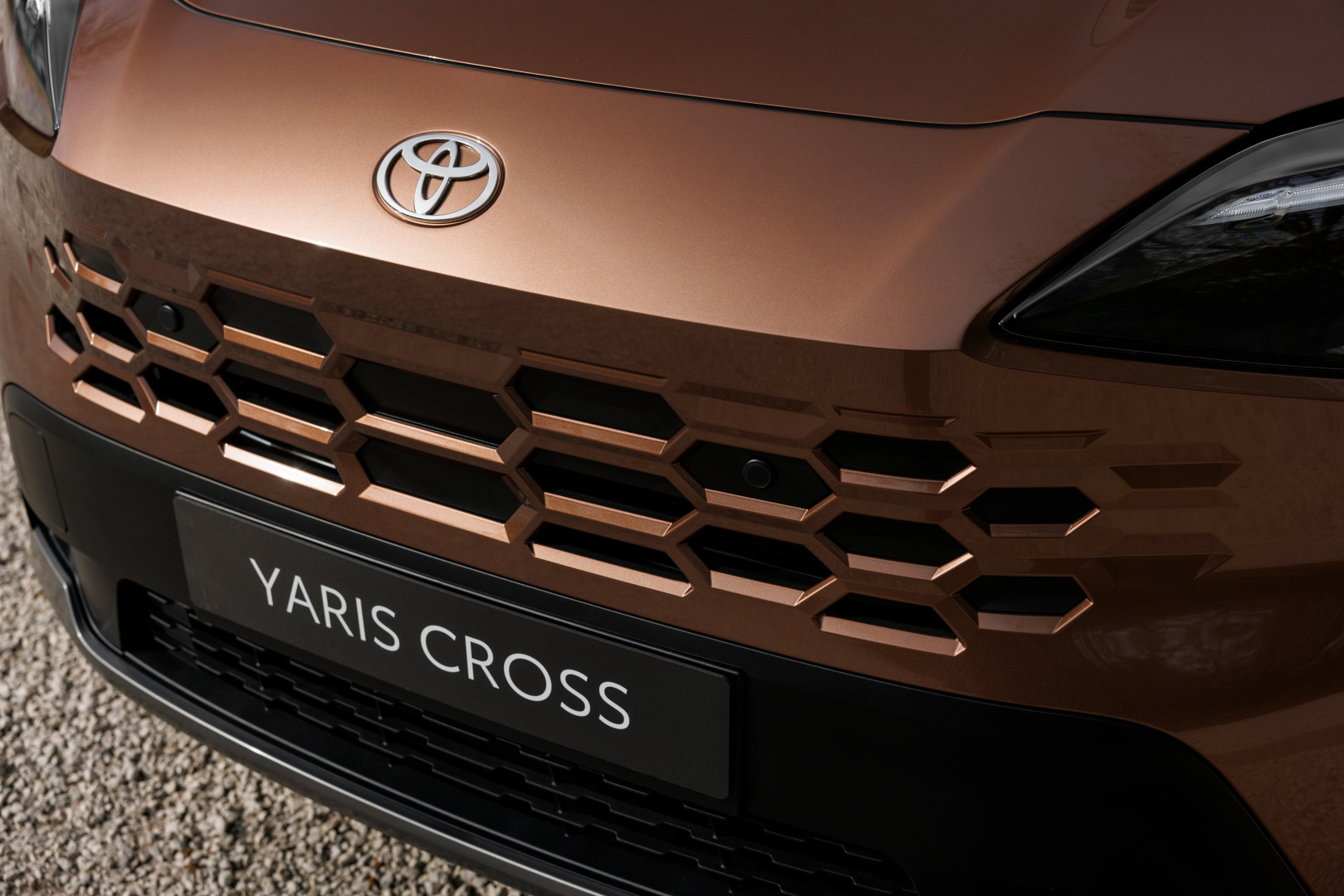 SMALL_yariscross_highgrade_preciousbronze_exterior-01